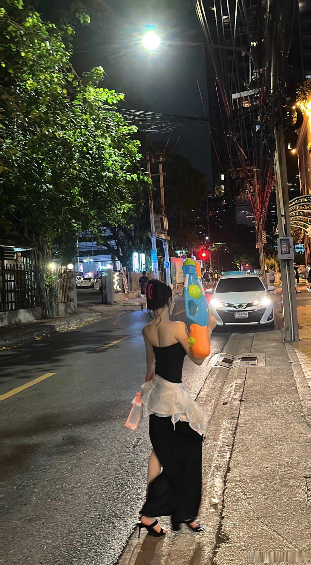 昨天泼了一天穿着高跟鞋真狠啊，没办法啊原来定的不是去泼水的😹 特种兵的一天 ​