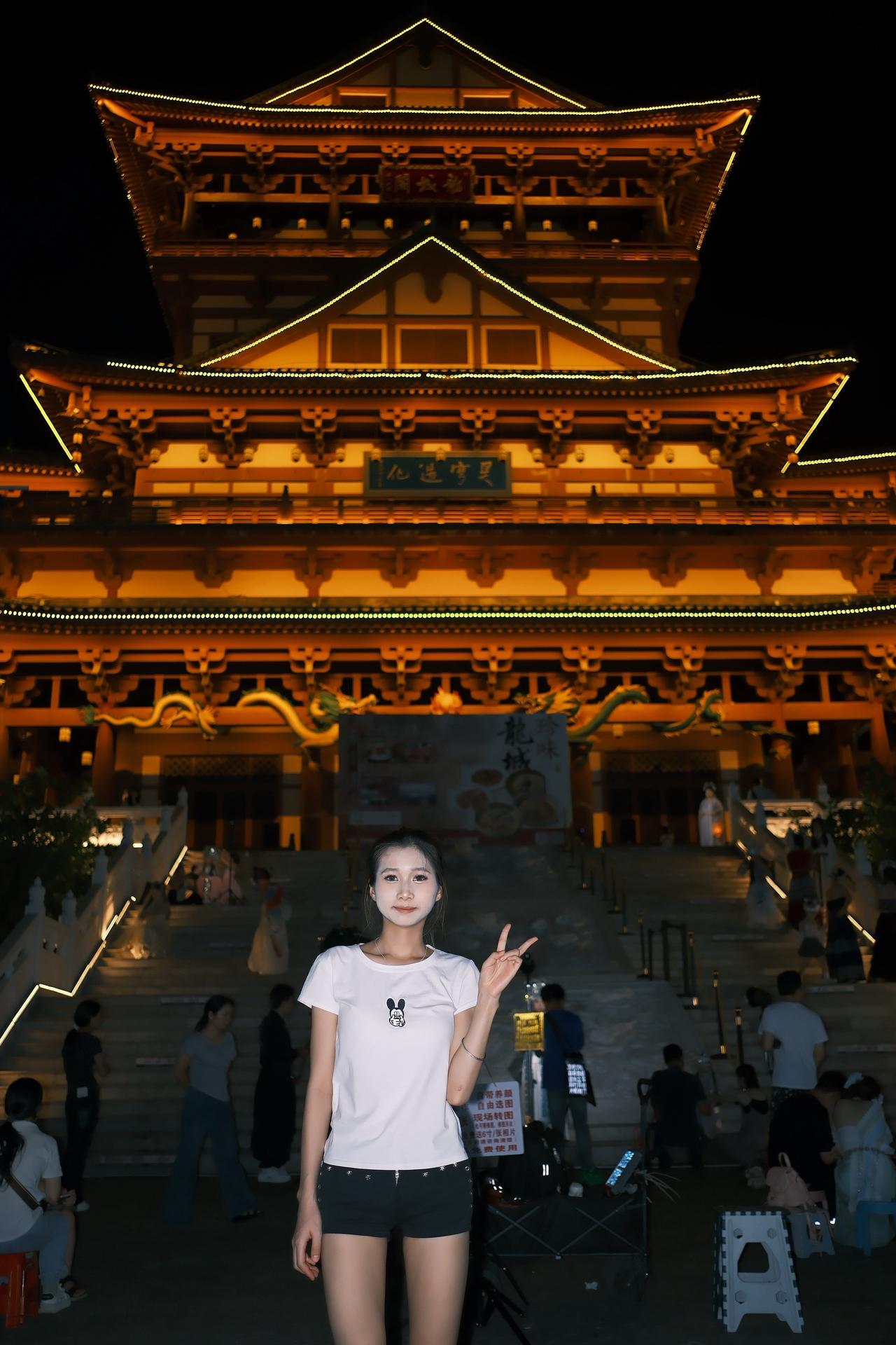 古镇，为了打卡留念。小姐姐，换衣打卡留恋街拍视觉感 夜城写真 黑色连衣裙 小姐姐