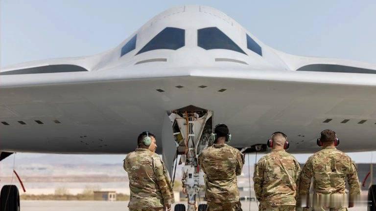 美国空军正式宣布，B-21“突袭者”轰炸机将采用双飞行员配置，放弃此前采用的单飞