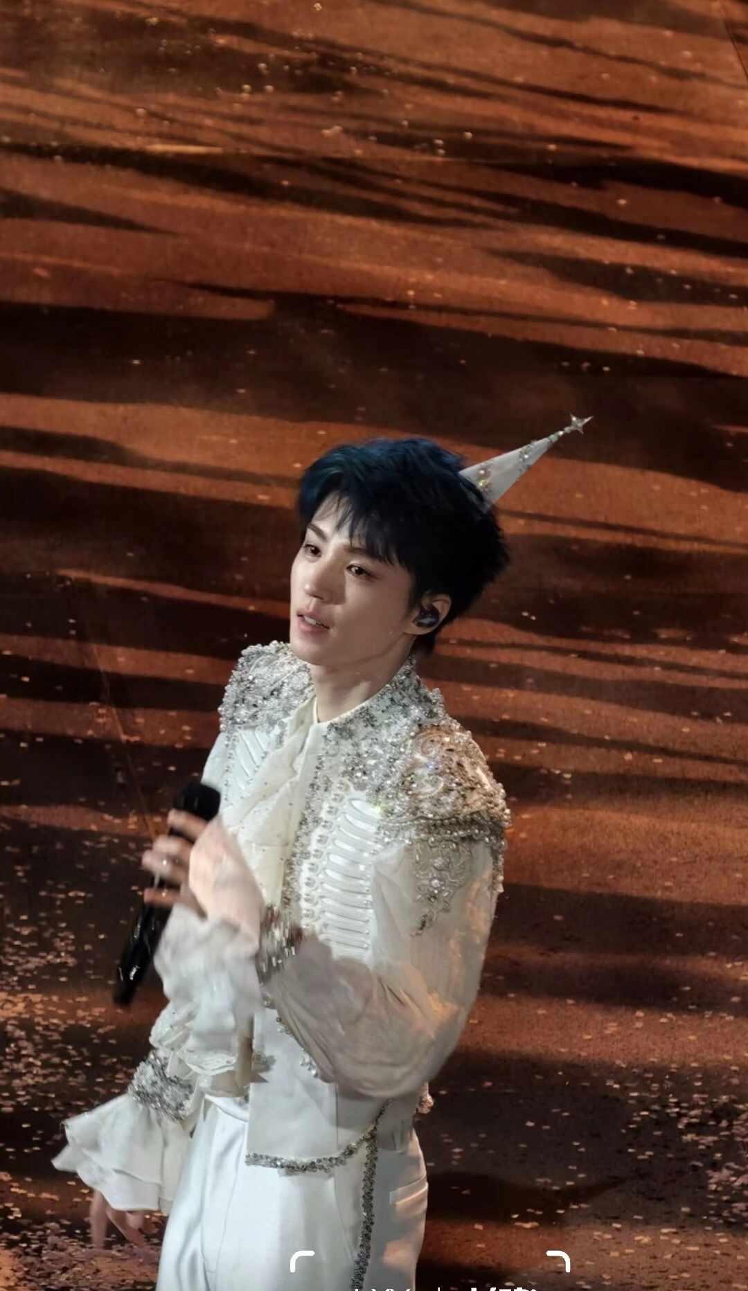王俊凯
TFBOYS王俊凯 王俊凯当潮汐漫溢巡回演唱会 王俊凯0921生日快乐 
