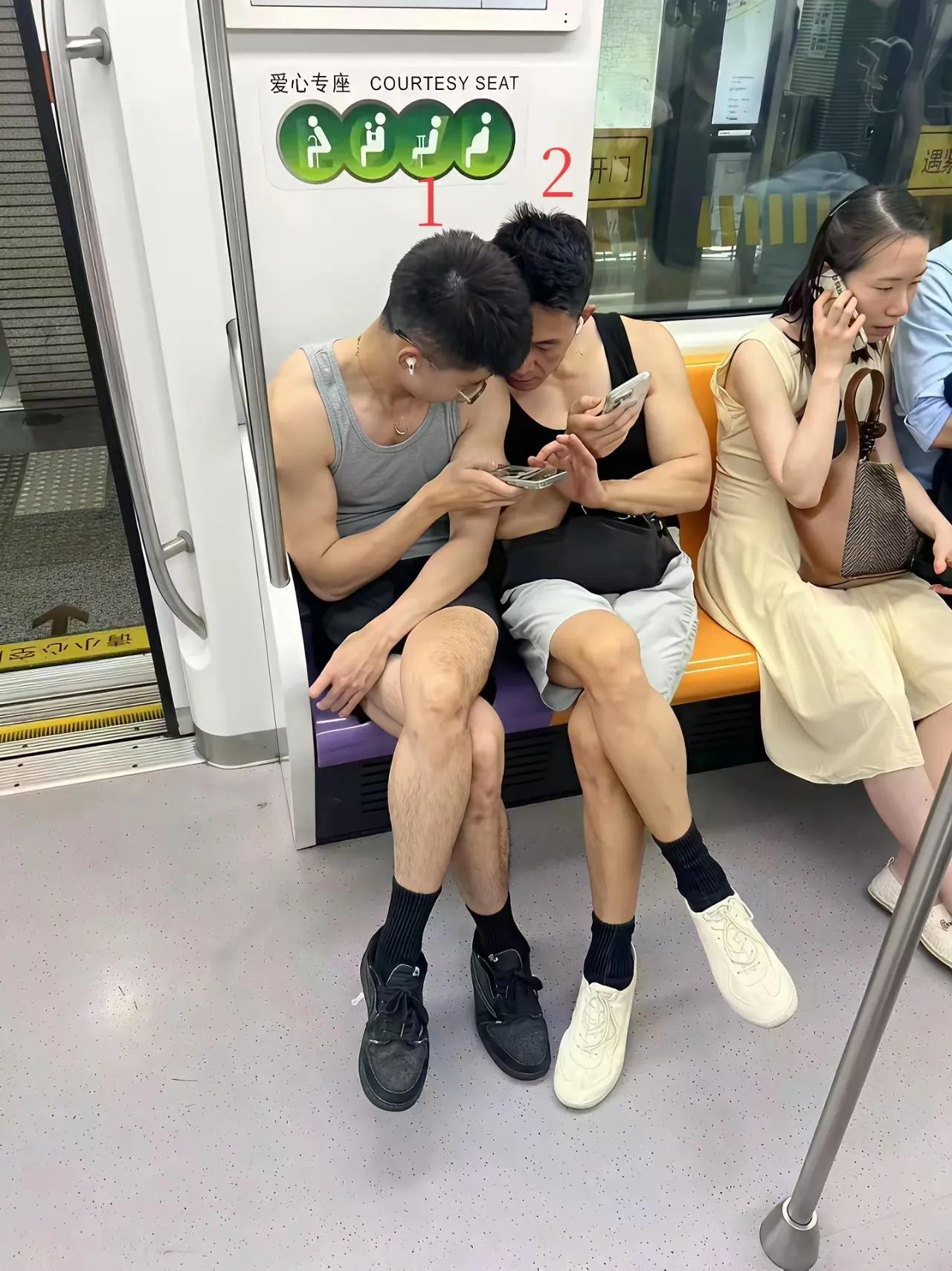 假如这两个帅锅让你选一个，你会选哪个？[what]