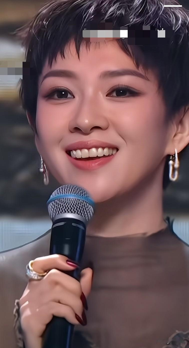 章子怡这次亮相，发现了她一个前所未有的大变化：她的牙齿贴片了，不再是黄又不齐，所