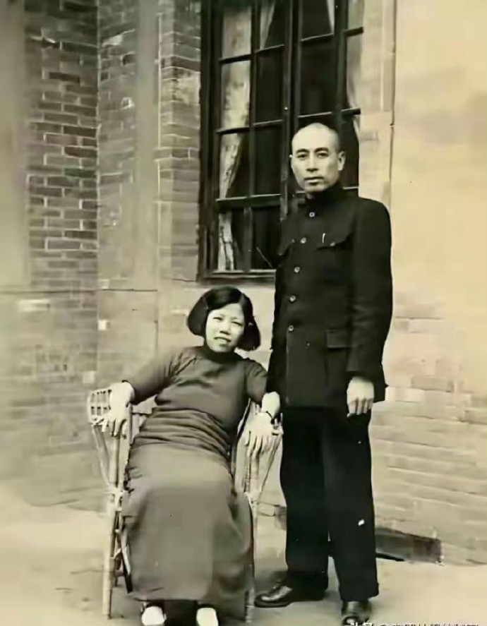 看到1938年周总理和邓颖超合影，才懂什么是从一而终的神仙爱情。 