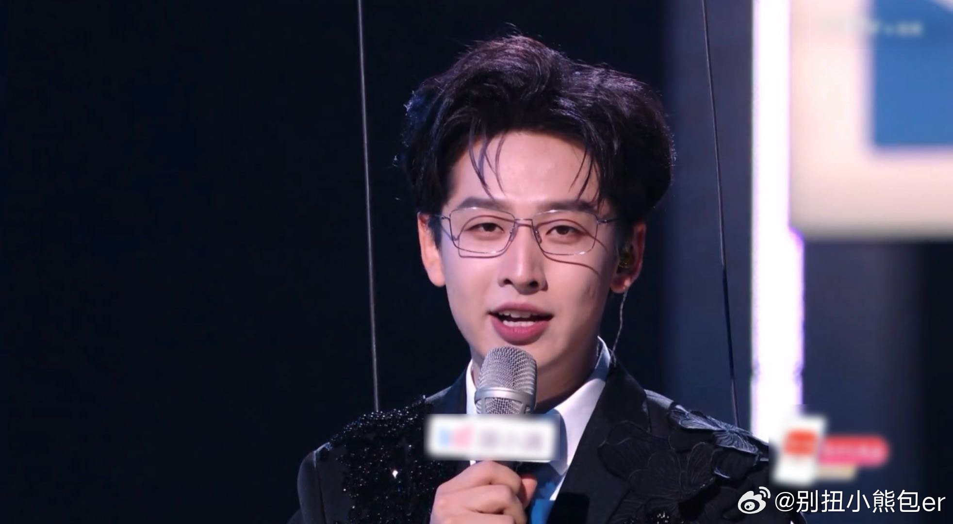 齐思钧吊威亚出场 谁能想到齐思钧以吊威亚方式登场，乘风2026还没正式开始，主持