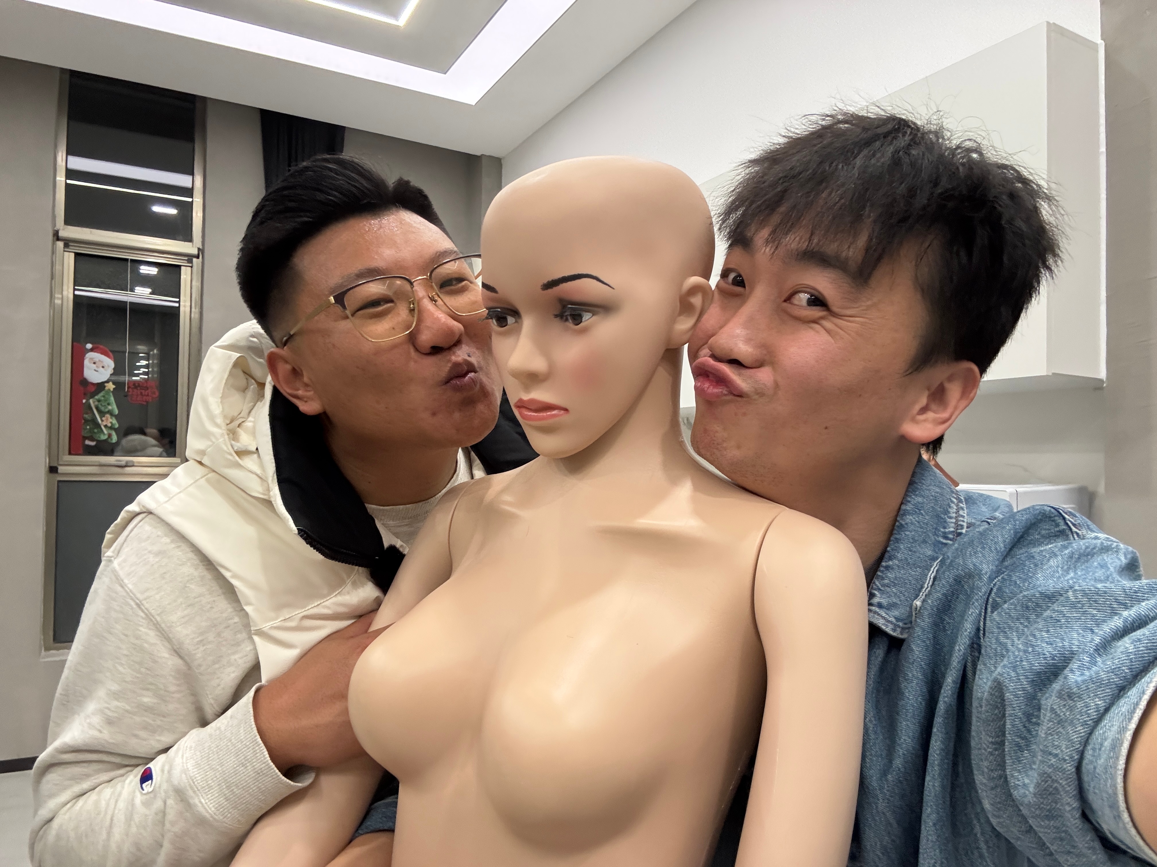 兄弟们！这加班太开心了！我司为了拍有意思的综艺，真的拼了哈到时候一定多多点赞支持