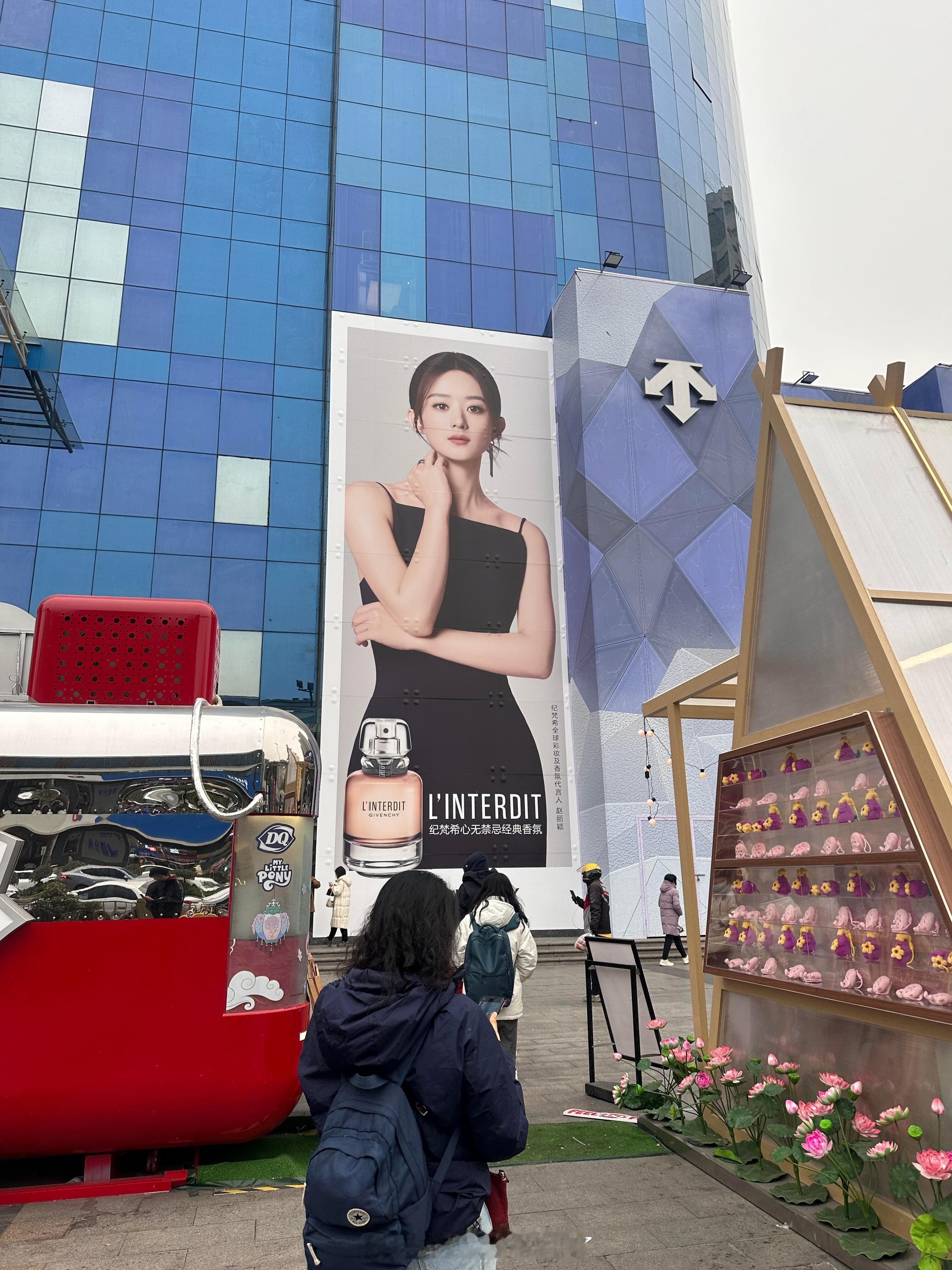 赵丽颖纪梵希西安赛格大地广已经安排上了美成啥样了