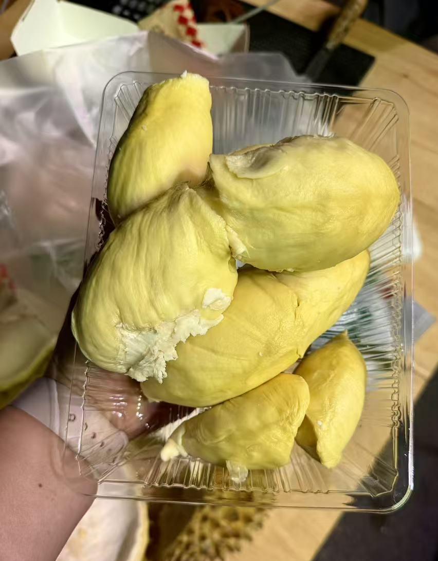 再也不想吃榴莲了。
都说一个榴莲顶三只鸡，那天买了一个榴莲花了120多块钱，28