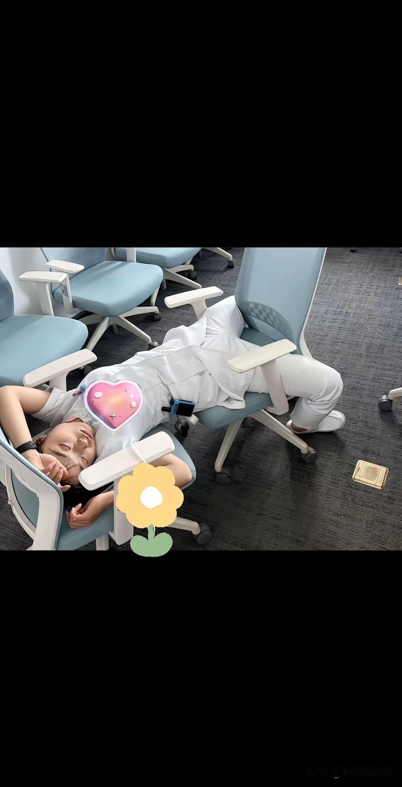 这么睡觉的有几个
我家就有俩