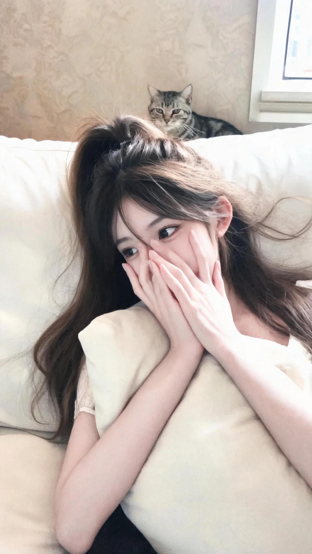 一位长发飘飘模样可爱的女生，尽显生活中的绚丽日常，人像摄影，日常快照风...