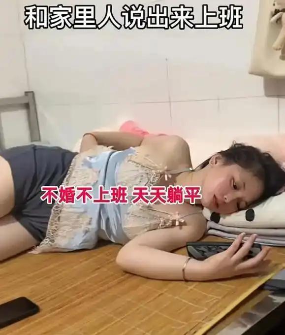 广东一名24岁的00后女孩意外走红，核心看点就是强烈的反差感。她长相甜美、身材出