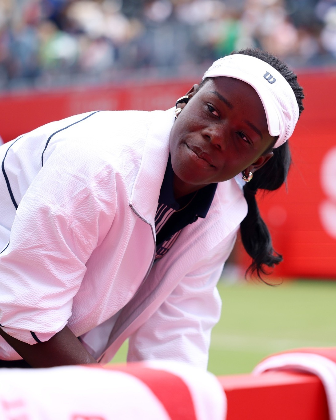 #姆博科因伤退赛# WTA500伦敦站第二轮，姆博科2-6、4-3时不慎摔倒因伤