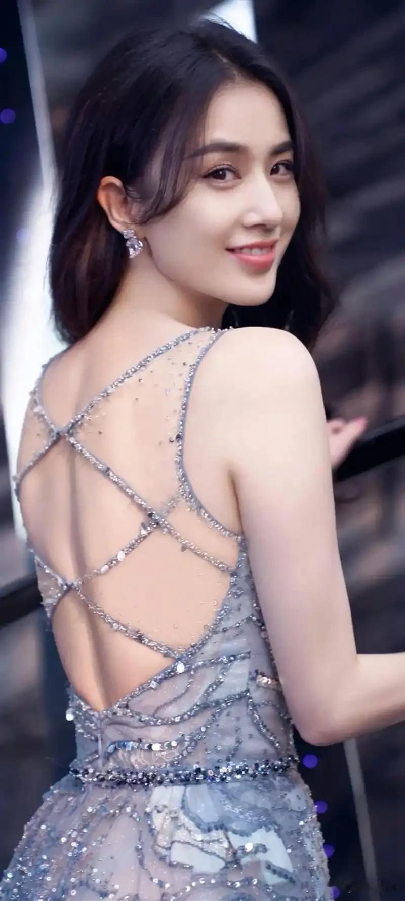 黄圣依在访谈中说：“婚前同居对女性来说，风险远大于收益。如果同居后分手，女性可能