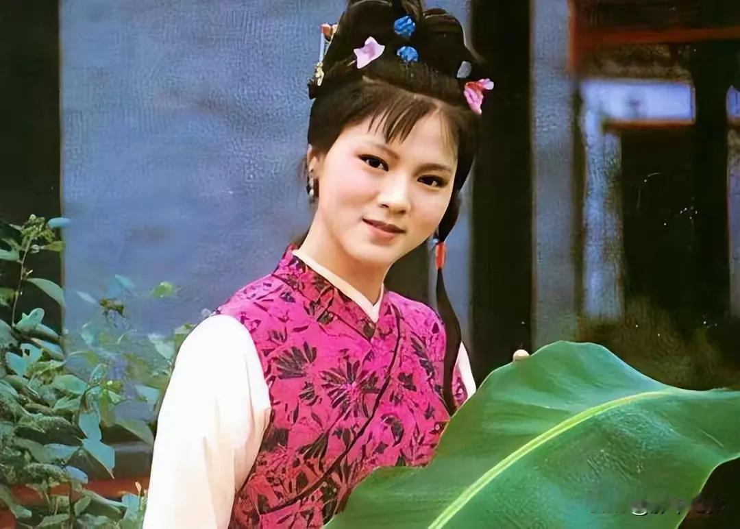 袭人有多排斥黛玉？一过生日时说黛玉不是咱家的人。二向湘云说黛玉不做针线，其实书中