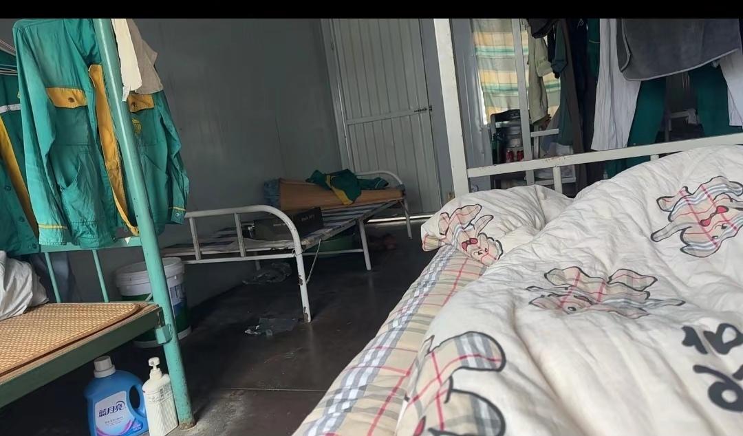 年初盼着年底好，
年㡳还是破棉袄。
去年盼着今年富，
今年差点睡马路！
我来人间