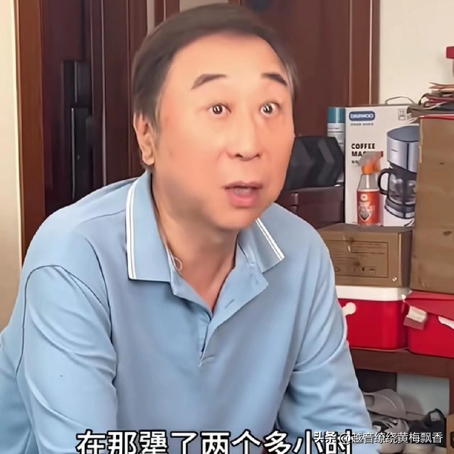 冯巩又出了新段子了，他现在的段子虽然是两个人对话，但只有他一个人出境，这种独特的