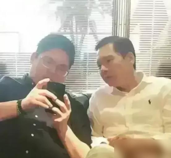 2012年，向佑在东莞太子酒店和小姐发生了争吵，酒店老板得知后大怒，扬言要卸他一