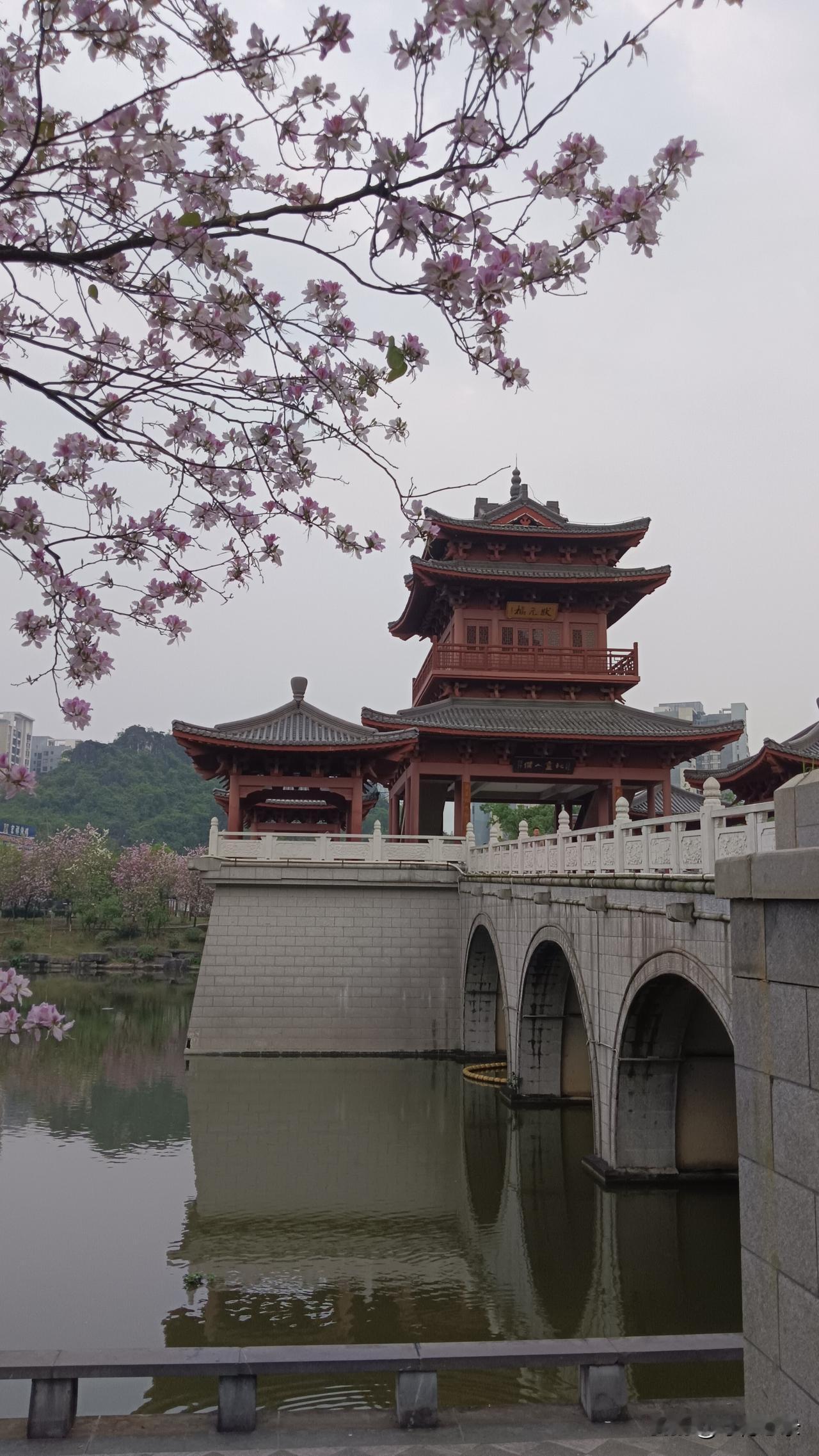 山水公园，是难得一遇的休闲娱乐健身场所。
山，大气巍峨；水，开阔清澈。跑步，有塑