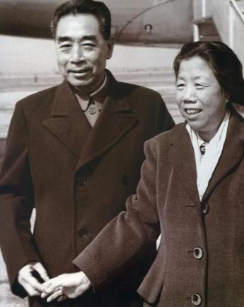 1992年，邓颖超去世后，换寿衣前，秘书赵炜和工作人员竟一针一线地对破旧的寿衣进