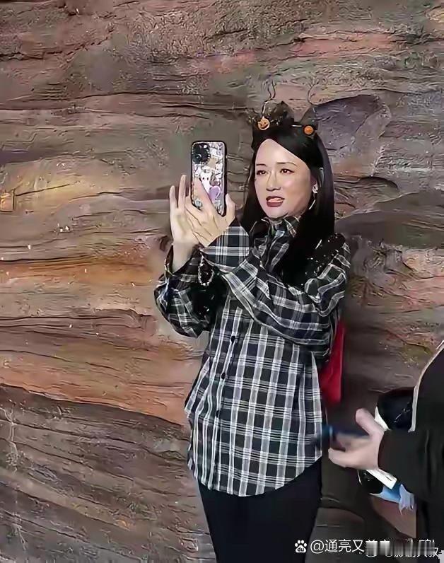陈乔恩晒出了最新的美照，状态超好 