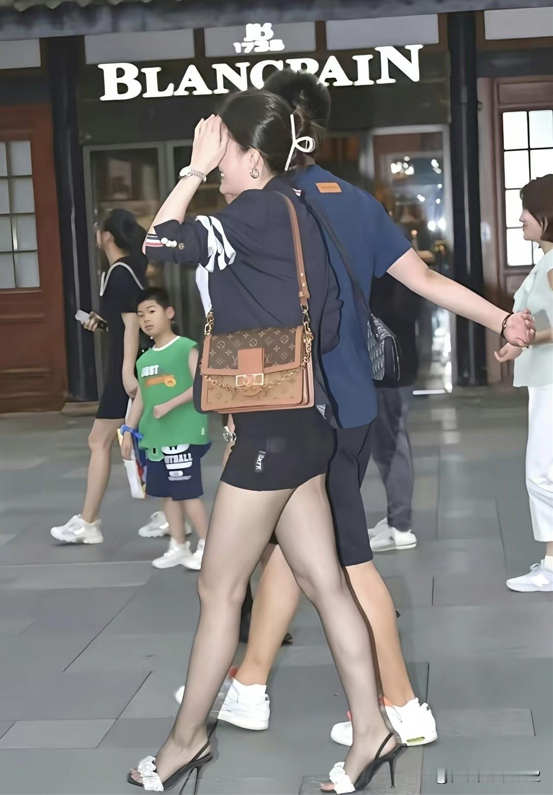 繁华街市中   笑语盈盈处