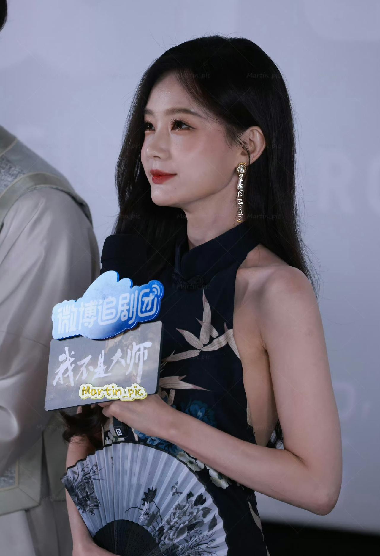 李一桐旗袍造型，尽显东方温婉韵味
 
李一桐现身《我不是大师》线下追剧活动，一身