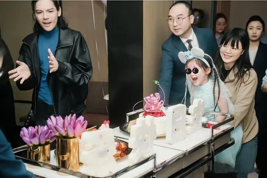 看了郭碧婷4岁女儿近照，才知道她改善了向家基因，难怪向太宠她郭碧婷与向佐的婚姻生