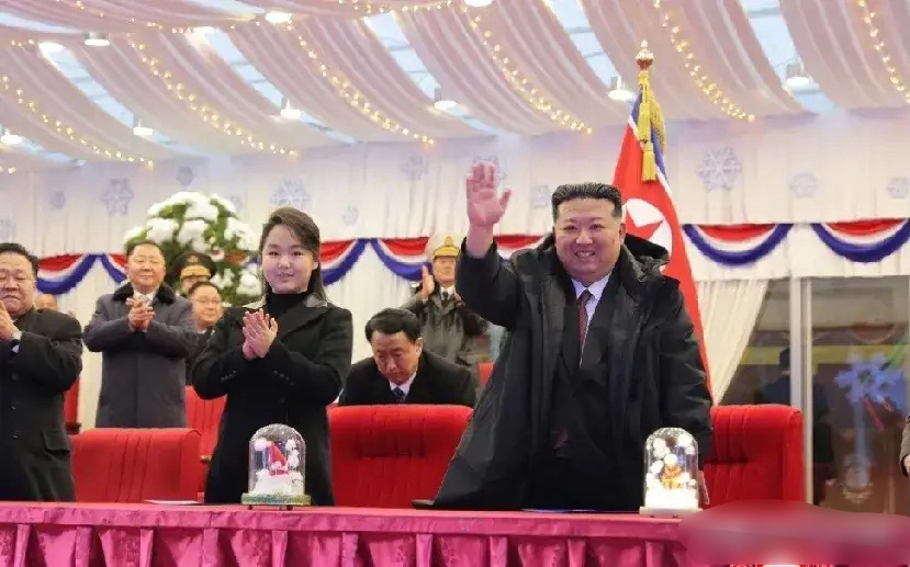 金正恩携女儿参加跨年晚会，妻子李雪主未现身，面色难看，一直紧握女儿的手。   据