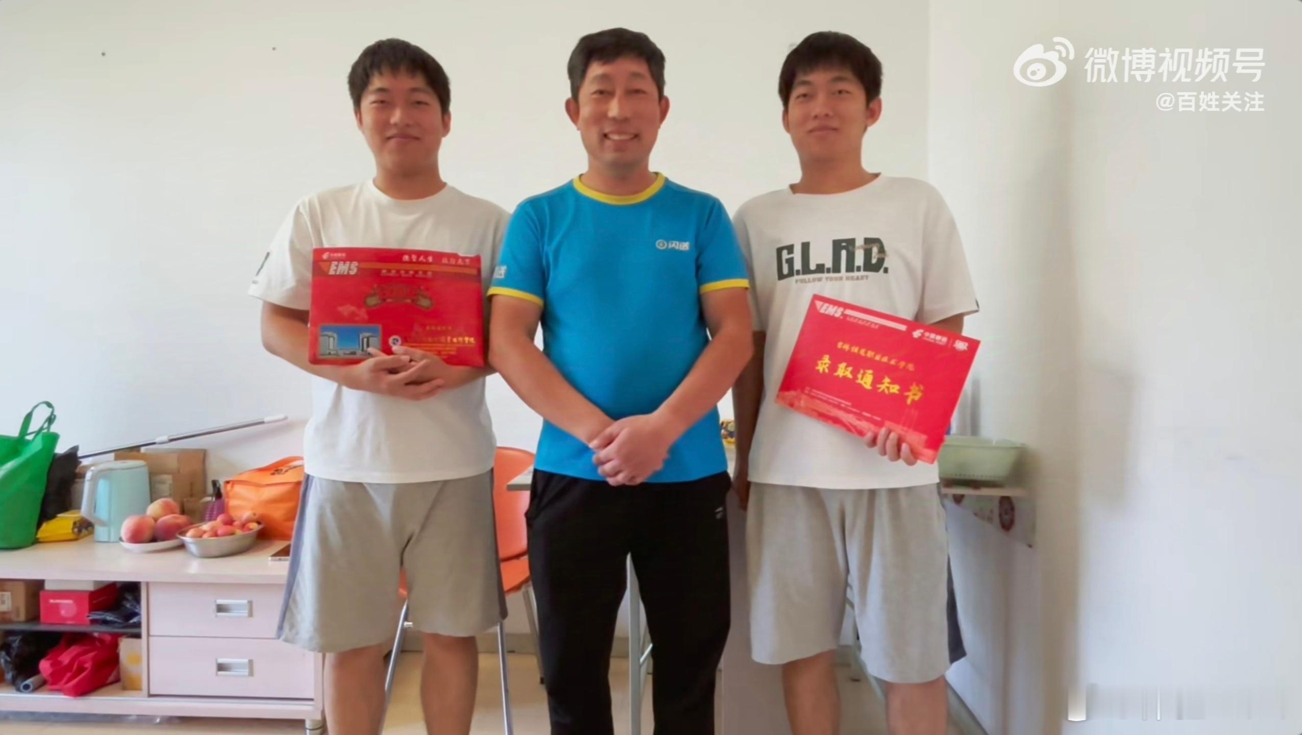 #单亲爸爸靠跑快递供出两个大学生#这位爸爸还挺了不起的，创业养猪失败后靠闪送供养