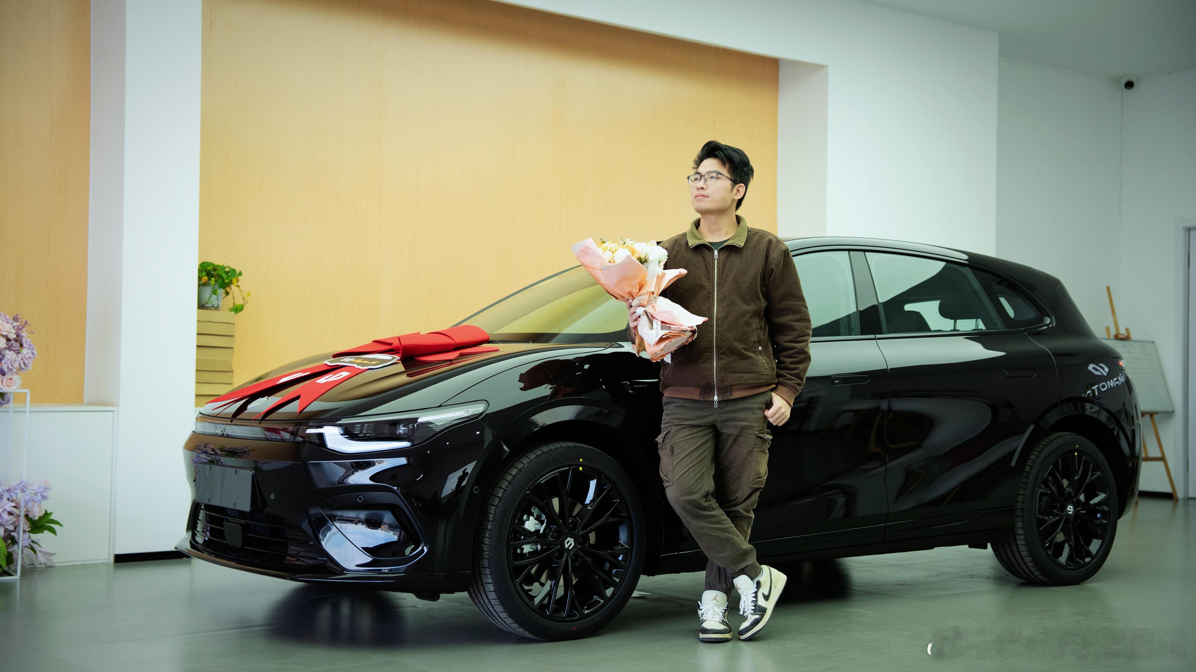 Hello，你的新“零居”，已上线！大车开过不少，这次整点不一样的！两厢纯电小钢