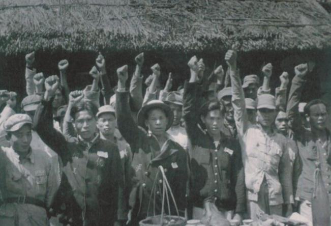 1950年海南岛解放，四野官兵登岛后发现：两万人穿着红军时的军装
1950年的海