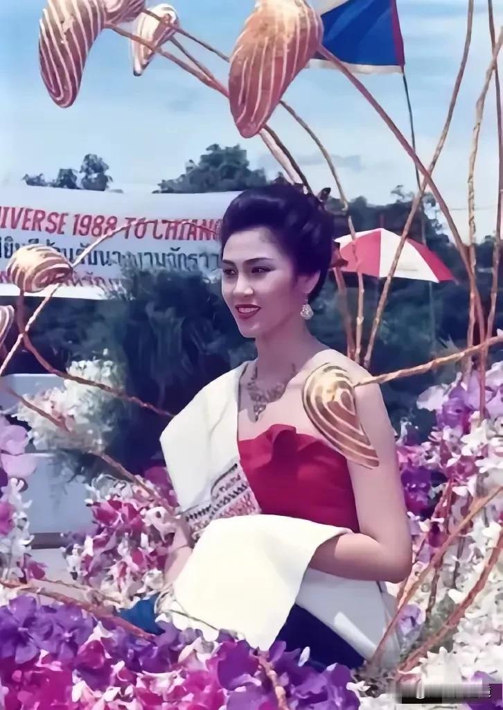 照片中这个女人，20多岁和40多岁的对比，我觉得人们更喜欢她40多岁的时候。
2