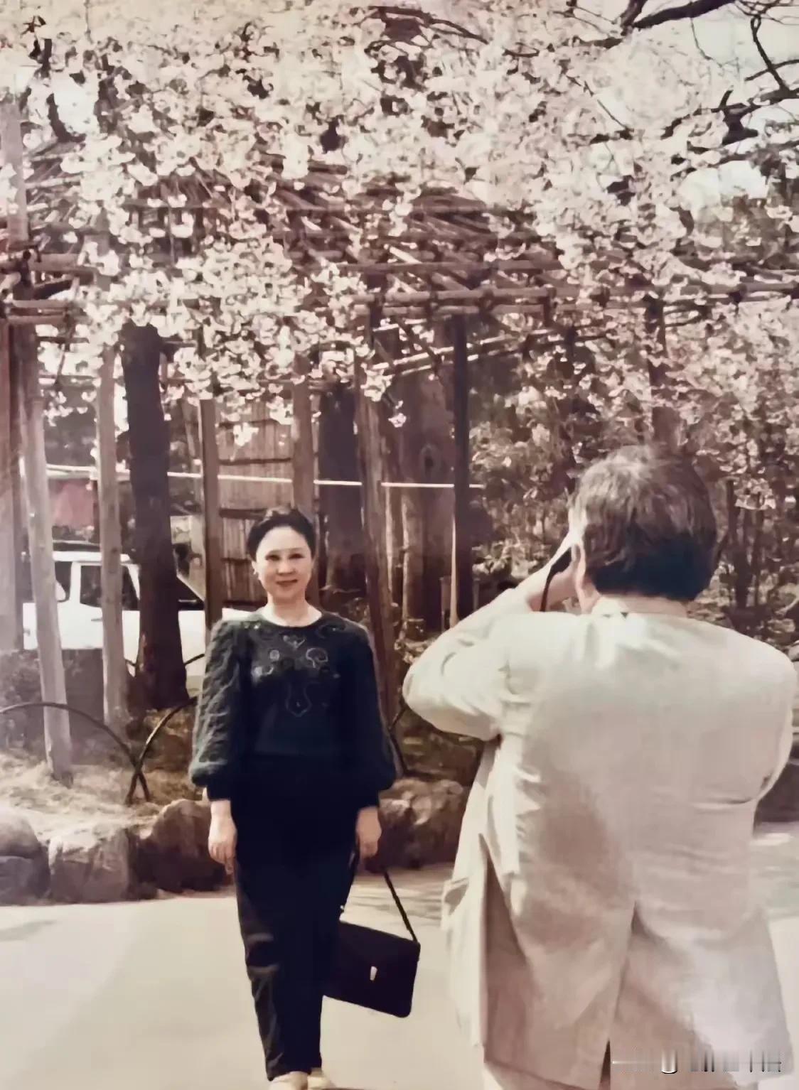 1961年，肯尼迪刚刚宣布当选美国第35任总统，美国新闻处就马上在全世界范围内寻