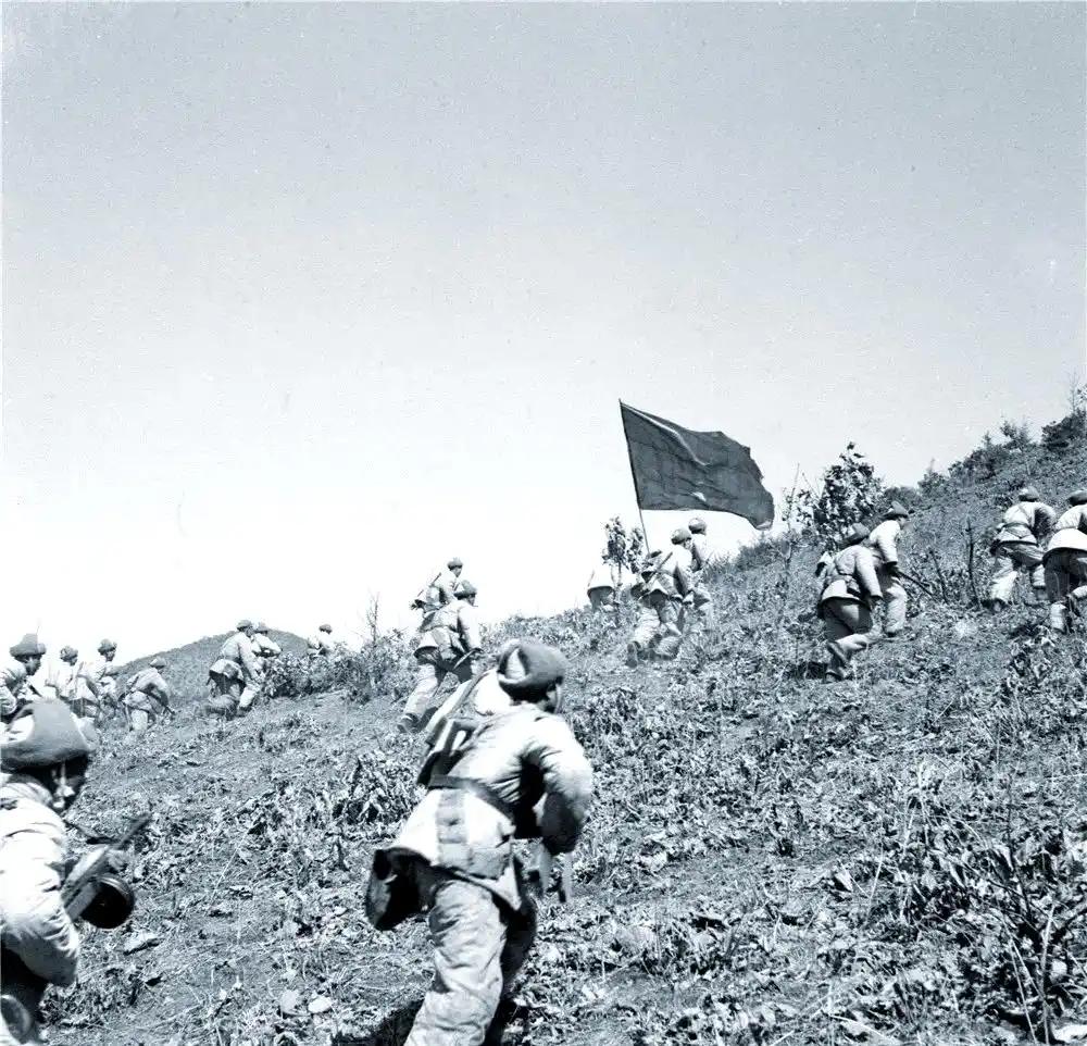 很多人都有一个误区：觉得现代战争，拼的全是高科技。
只要摧毁了指挥中心，干扰了信