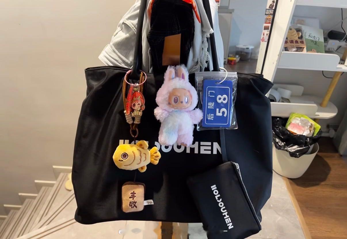 一代人有一代人的挂件小时候眼巴巴等着老师发放小红花获得夸奖，长大之后学会自我满足