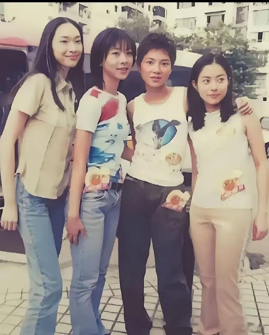 看看这张照片，你就知道丑小鸭是怎么变成白天鹅的。但凡你能认出两个，也算是娱乐圈的