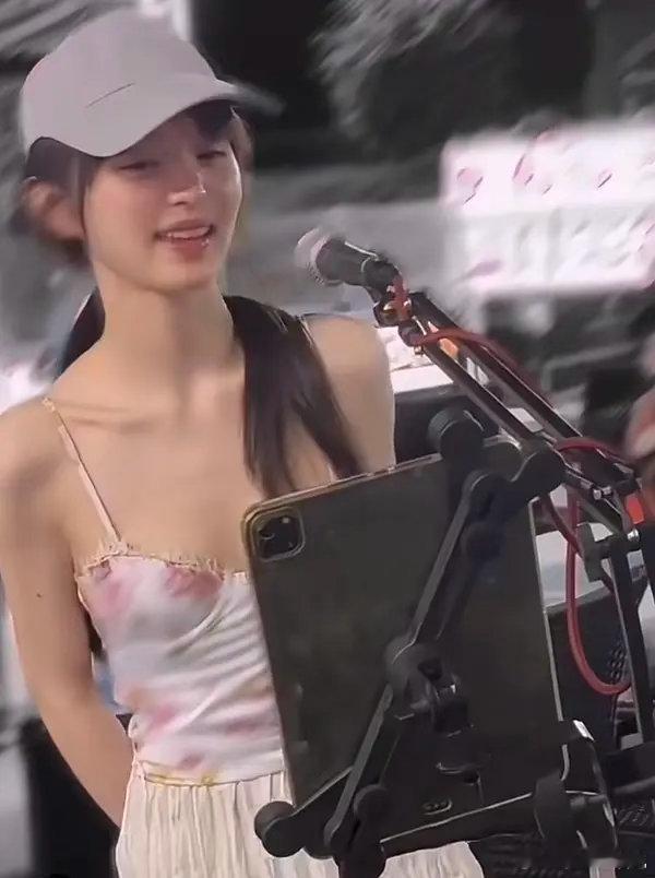所以田曦微视硬挤的吗？ 
