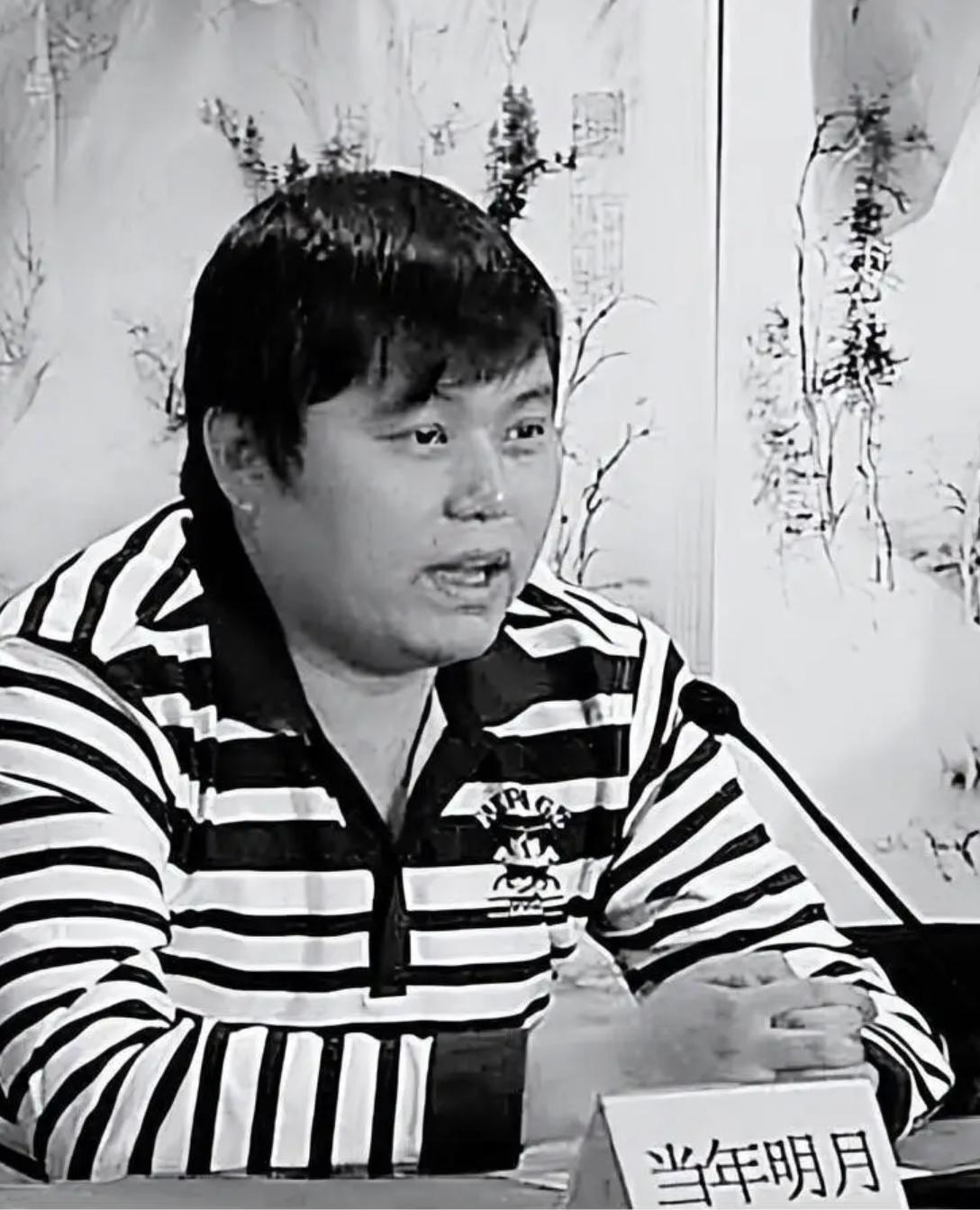 2006年，广东顺德海关一个不起眼的科员，夜里回到宿舍，压低声音让妻子看银行卡：