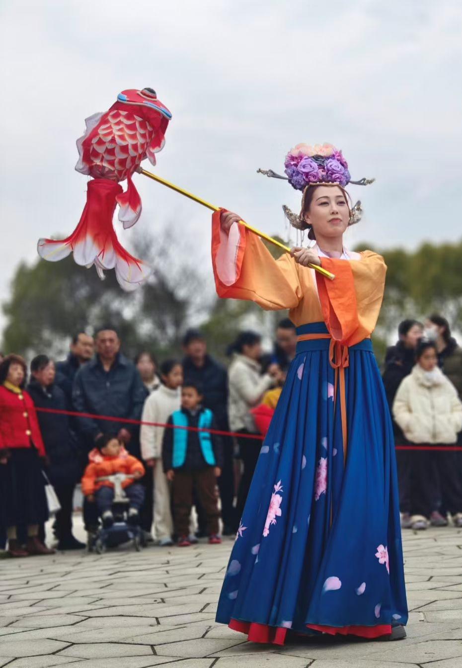 一张照片记录街头的年味彩袂翩跹映春辉，手举鱼灯踏歌行。马年新岁，借这一盏锦鲤花灯