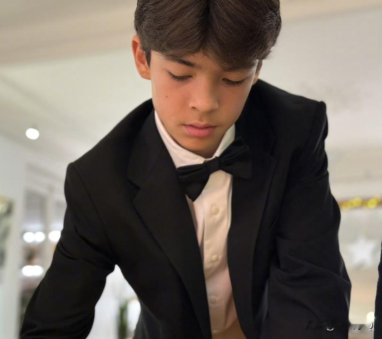 吕燕混血儿子14岁了，现在身高已经超过妈妈了。吕燕幸好找了外国老公，儿子的基因得