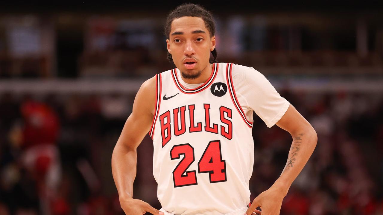 芝加哥公牛新秀前锋诺亚·埃森格将因左肩伤势缺席本赛季剩余所有比赛。这名新秀近日在