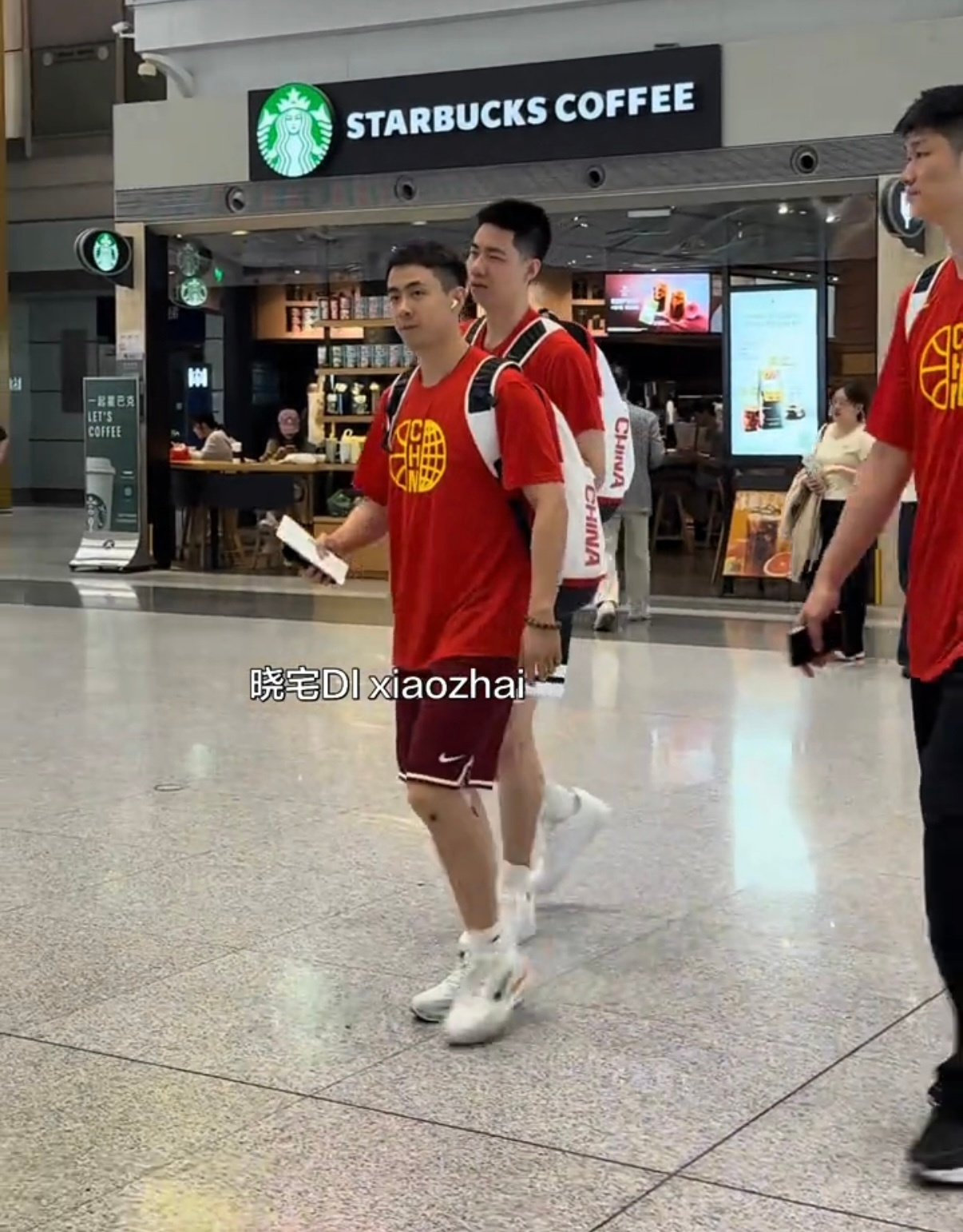 中国男篮启程杭州，备战与澳大利亚男篮、荷兰男篮的两场热身赛。 