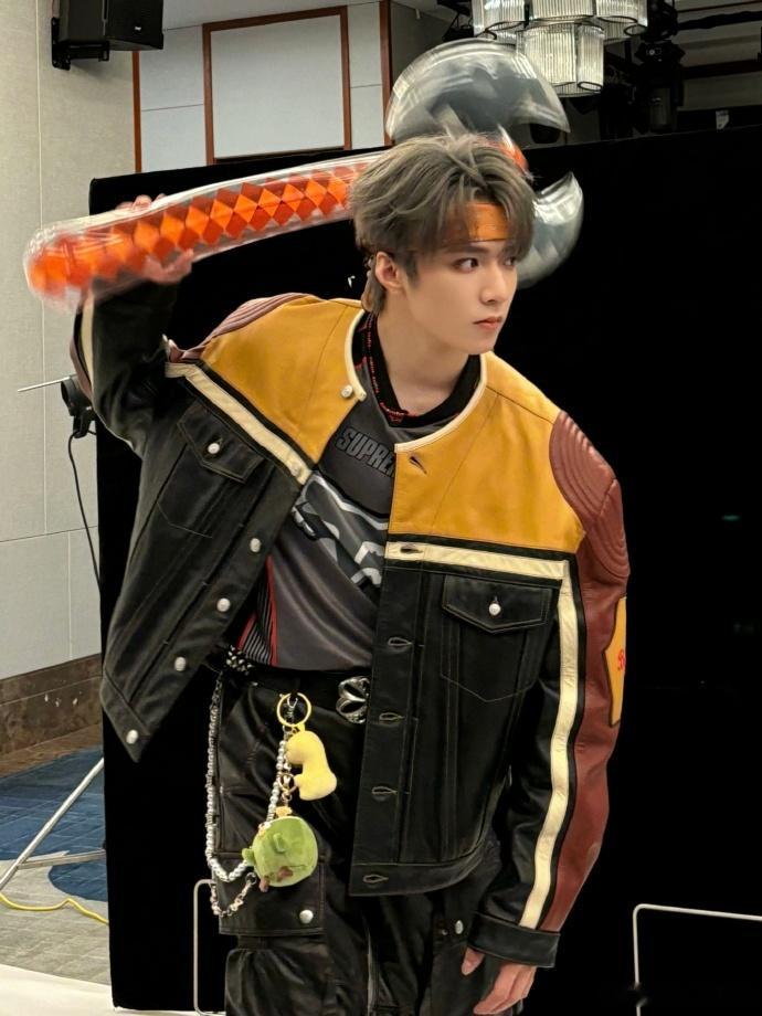 刘耀文橙色抹额刘耀文棒球服四宫格live 刘耀文的橙色抹额太吸睛，棒球服四宫格 