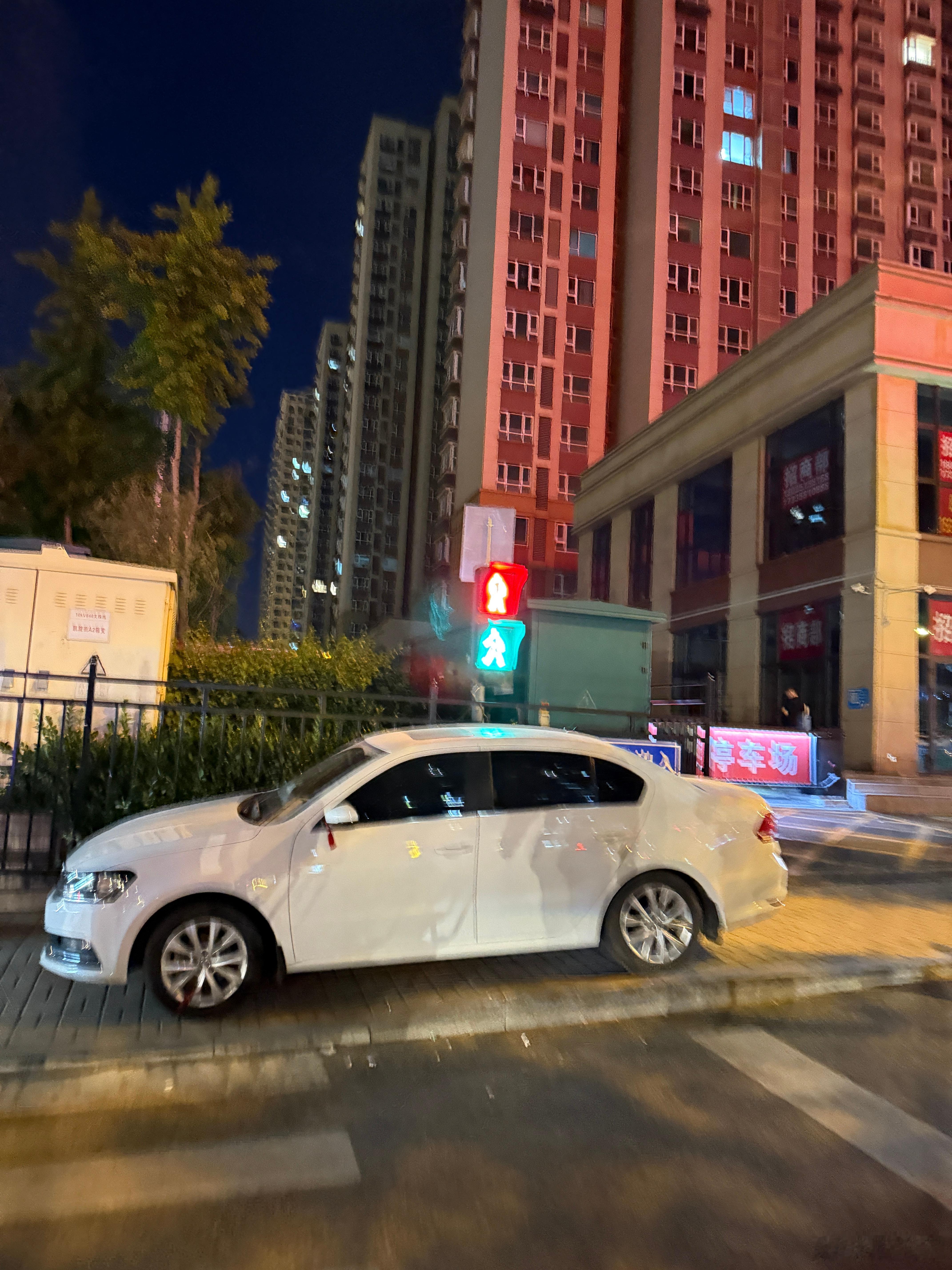 红灯绿灯同时亮，这是让走不让走？ 