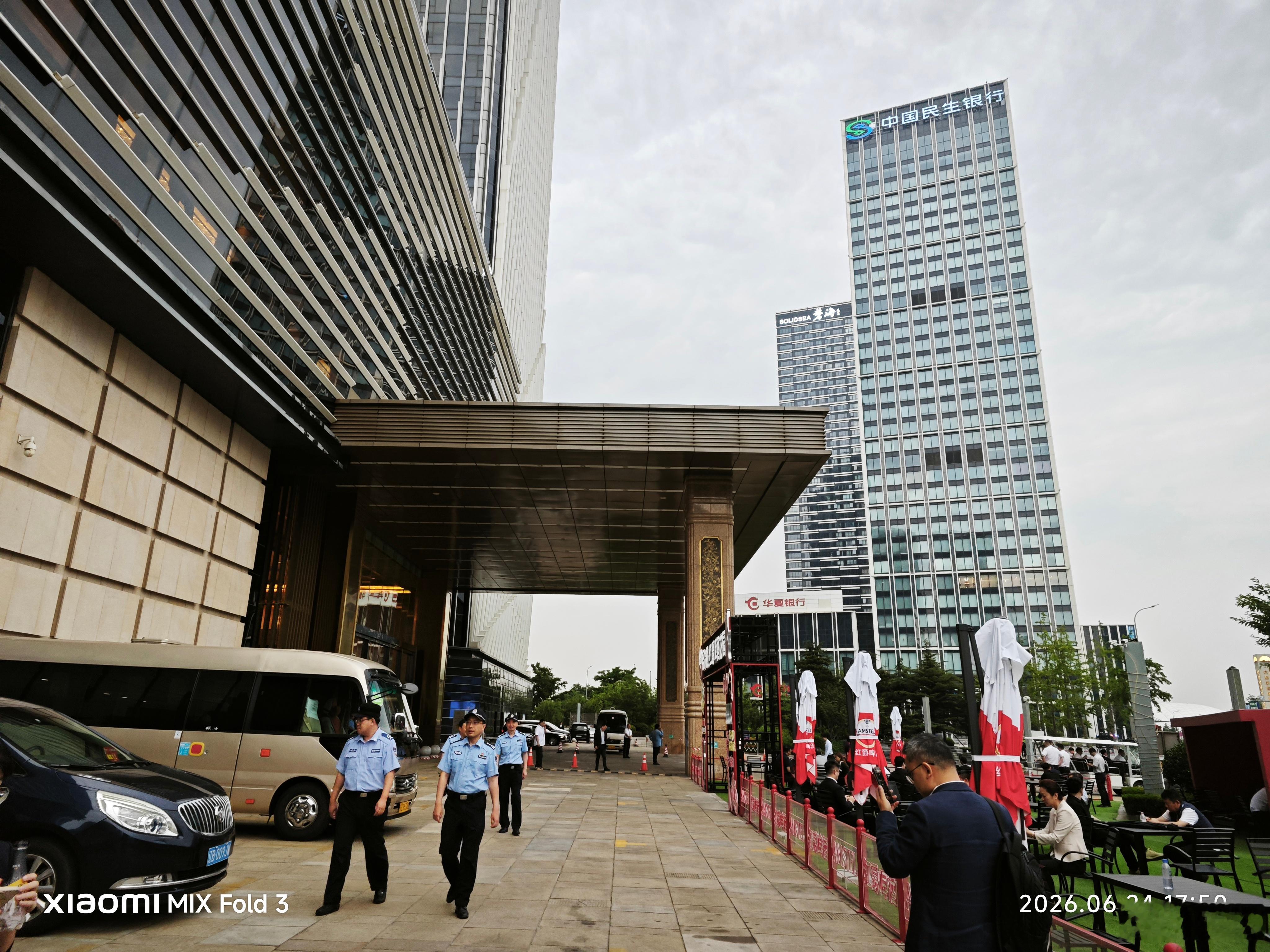 出门、过马路和上下楼，常常有人来搀扶我，真是过意不去。大连人太好了。 
