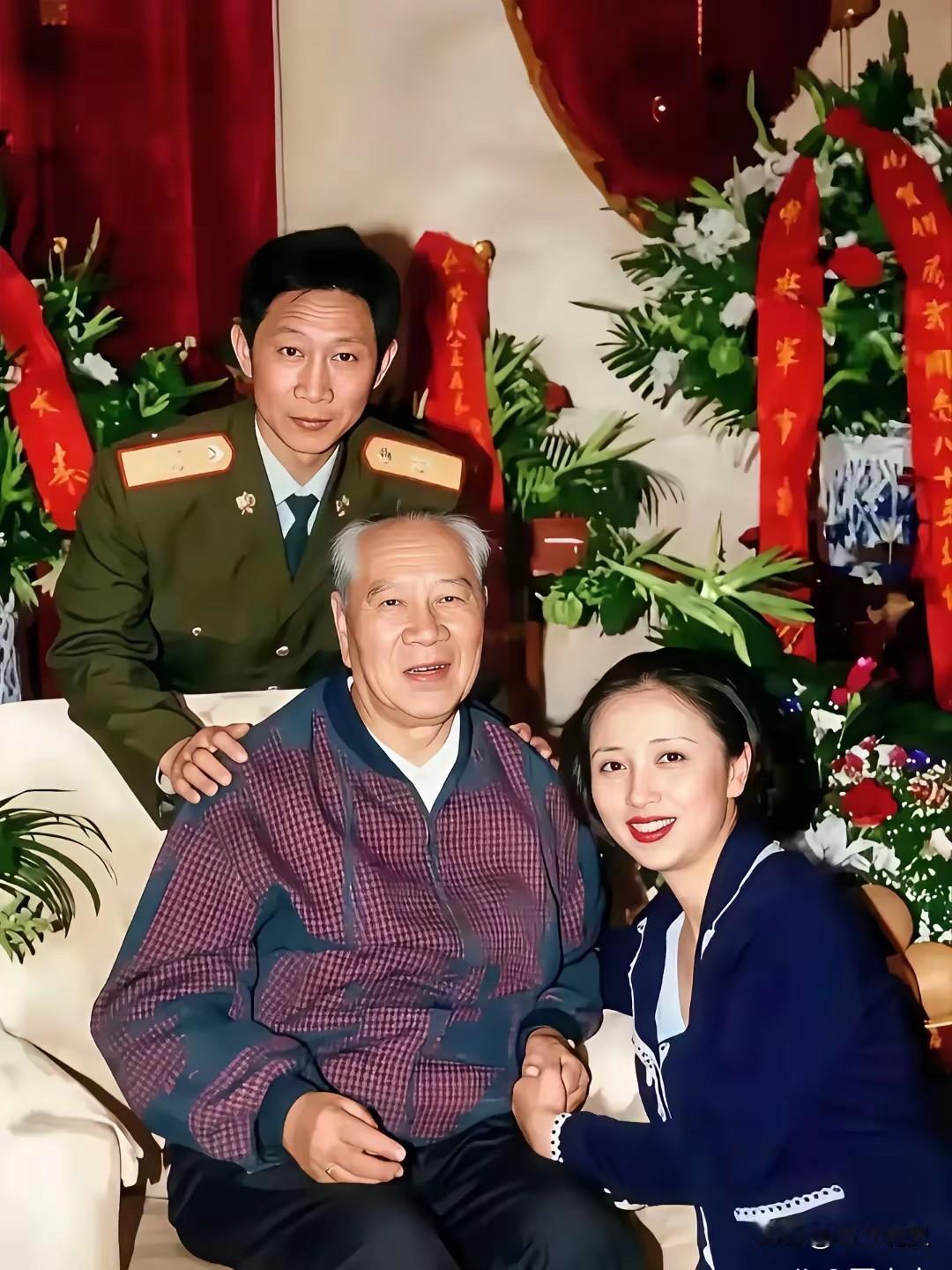 1998年，85岁杨成武过生日，儿子儿媳依偎在身边，这张合影真暖

1998年，