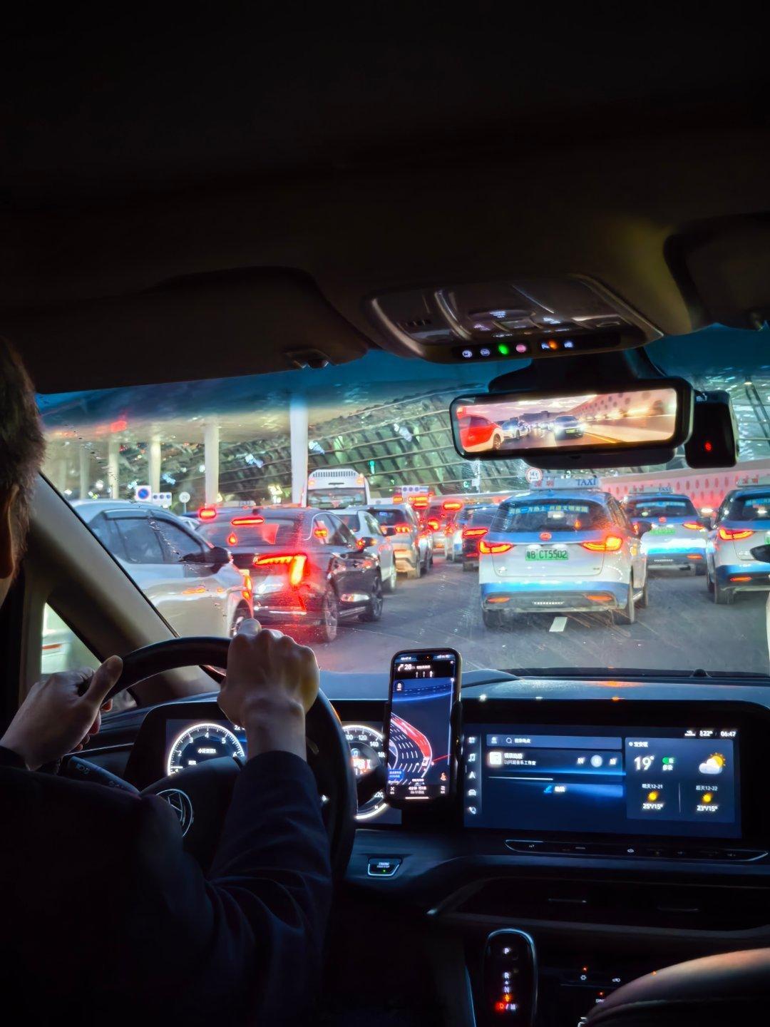 赶早班机回个杭州，看看深圳机场的早高峰，活该人家城市搞钱这么牛逼！ 