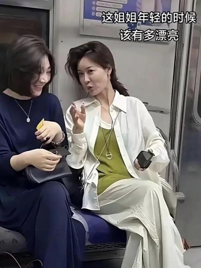 这两位姐姐年轻时一定很漂亮吧！

在地铁上偶遇两位非常有气质的姐姐，从她们的言行