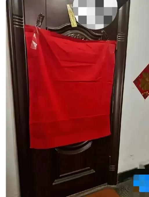 我滴个妈呀！一早醒来吓懵了！
隔壁家老人去世了，一声不吭的在我家门口挂了块大红布