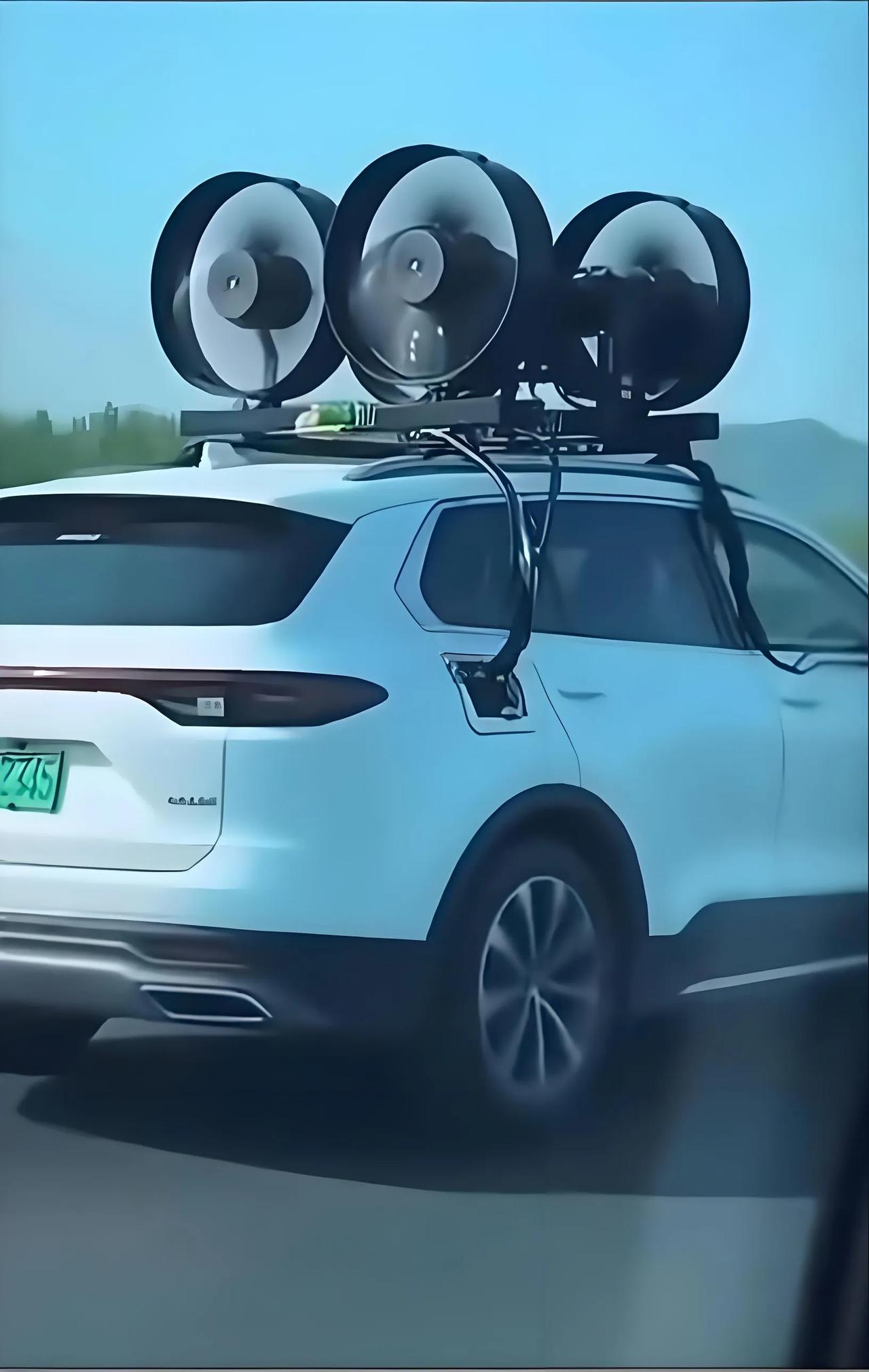这哥们的神操作简直刷新认知！
路上惊现改装电车，车顶赫然立着三座能量风车。
什么