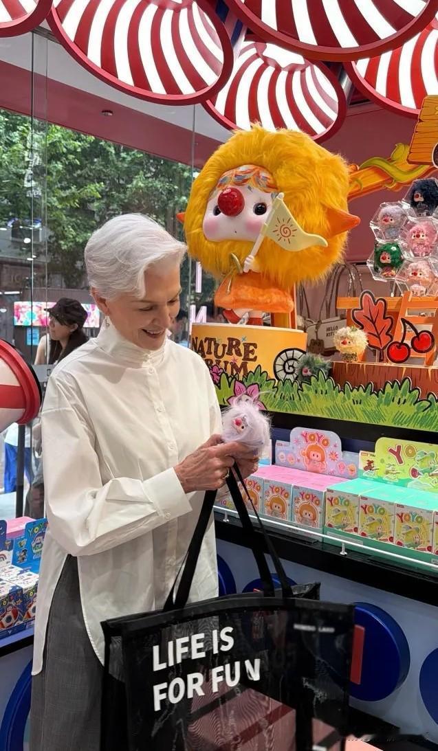 马斯克母亲央视吐露心声：儿子喜爱中国绝非客套，是发自内心！

近日，78岁的梅耶